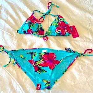 Xhilaration 2 piece triangle top bikini set - Medium top/Large bottoms